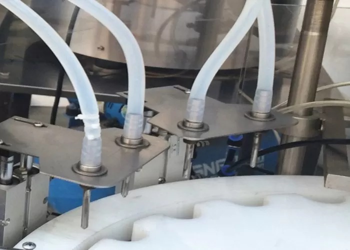 पीएलसी नियंत्रण आवश्यक तेल की बोतल भरने की मशीन